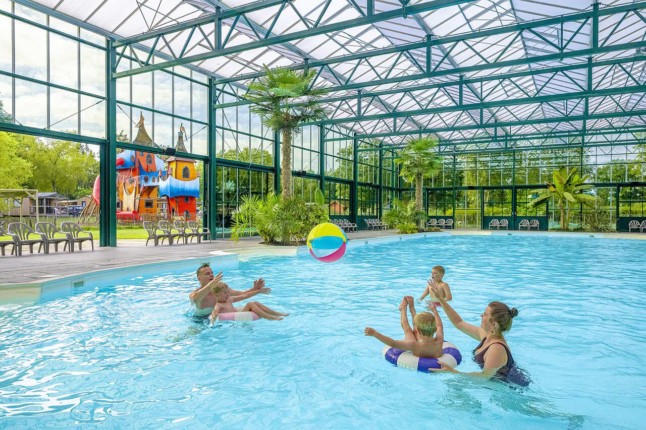 Piscine couverte, famille jouant, au camping CAPFUN Vlinderloo � Enschede.