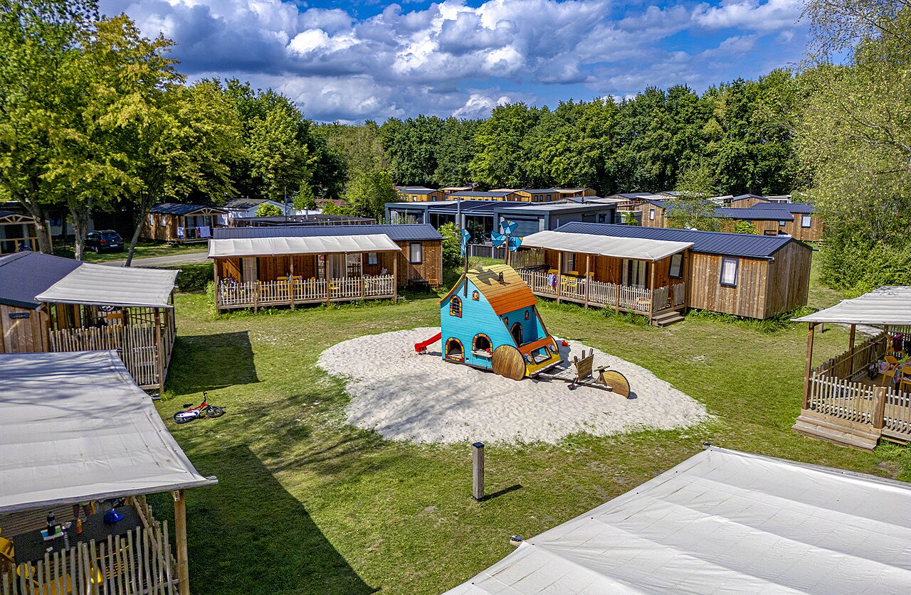 Aire de jeux color�e et Mobil-homes en bois au camping CAPFUN Vlinderloo � Enschede.
