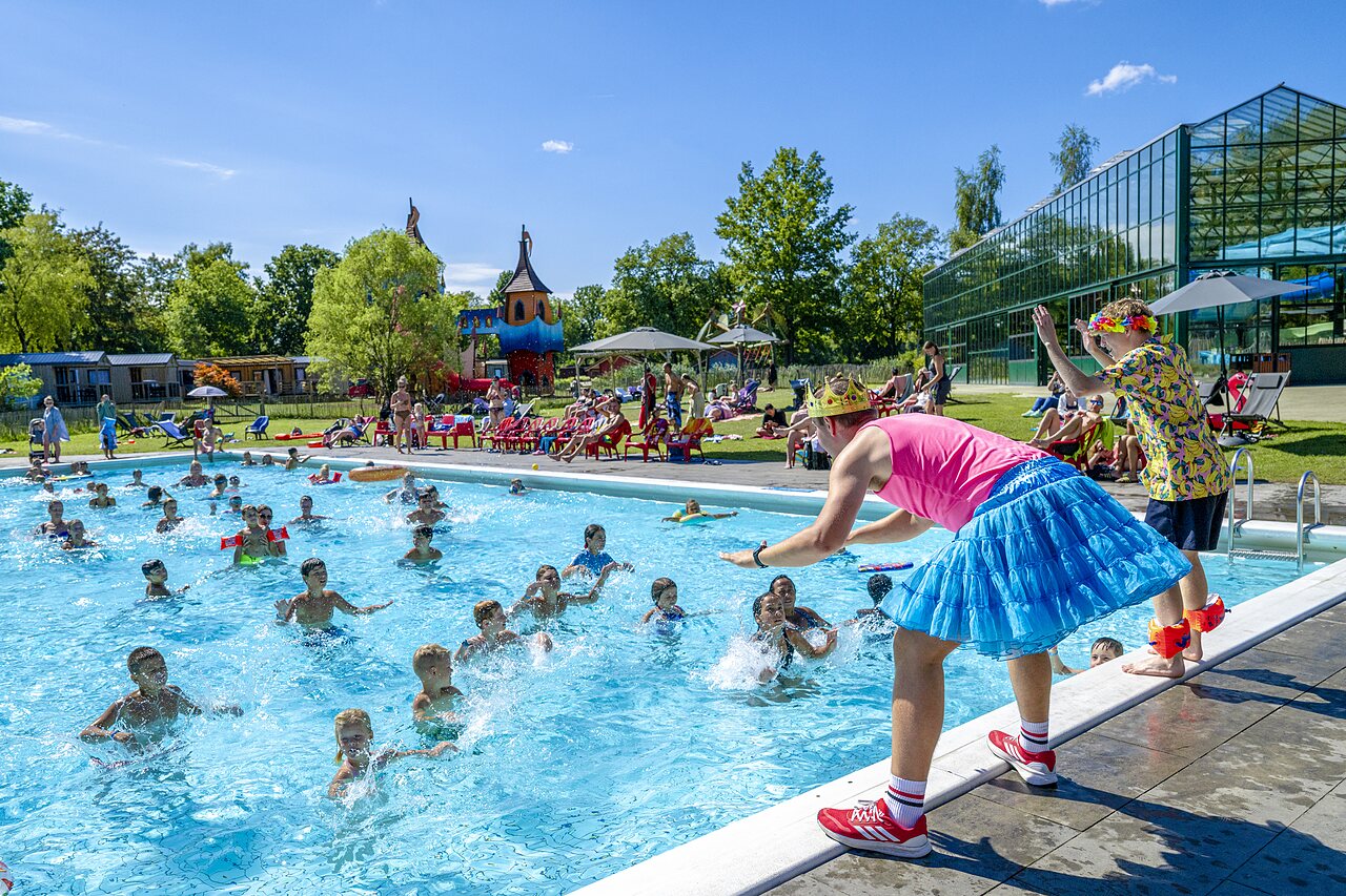 Enfants participant � l'animation aquatique dans la piscine ext�rieure au camping CAPFUN Vlinderloo � Enschede.