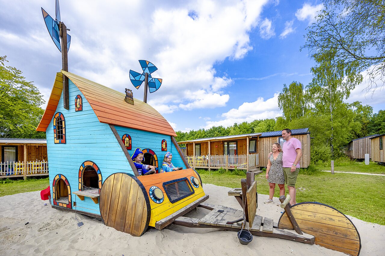 Aire de jeux cr�ative avec enfants et Mobil-homes au camping CAPFUN Vlinderloo � Enschede.