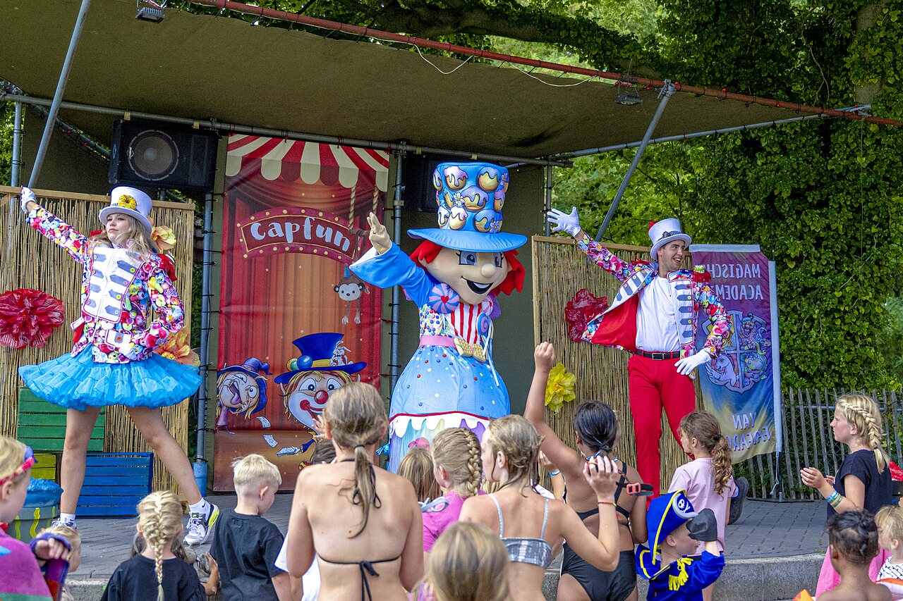 Spectacle d'animation avec mascottes et artistes pour enfants au camping CAPFUN Vlinderloo � Enschede.