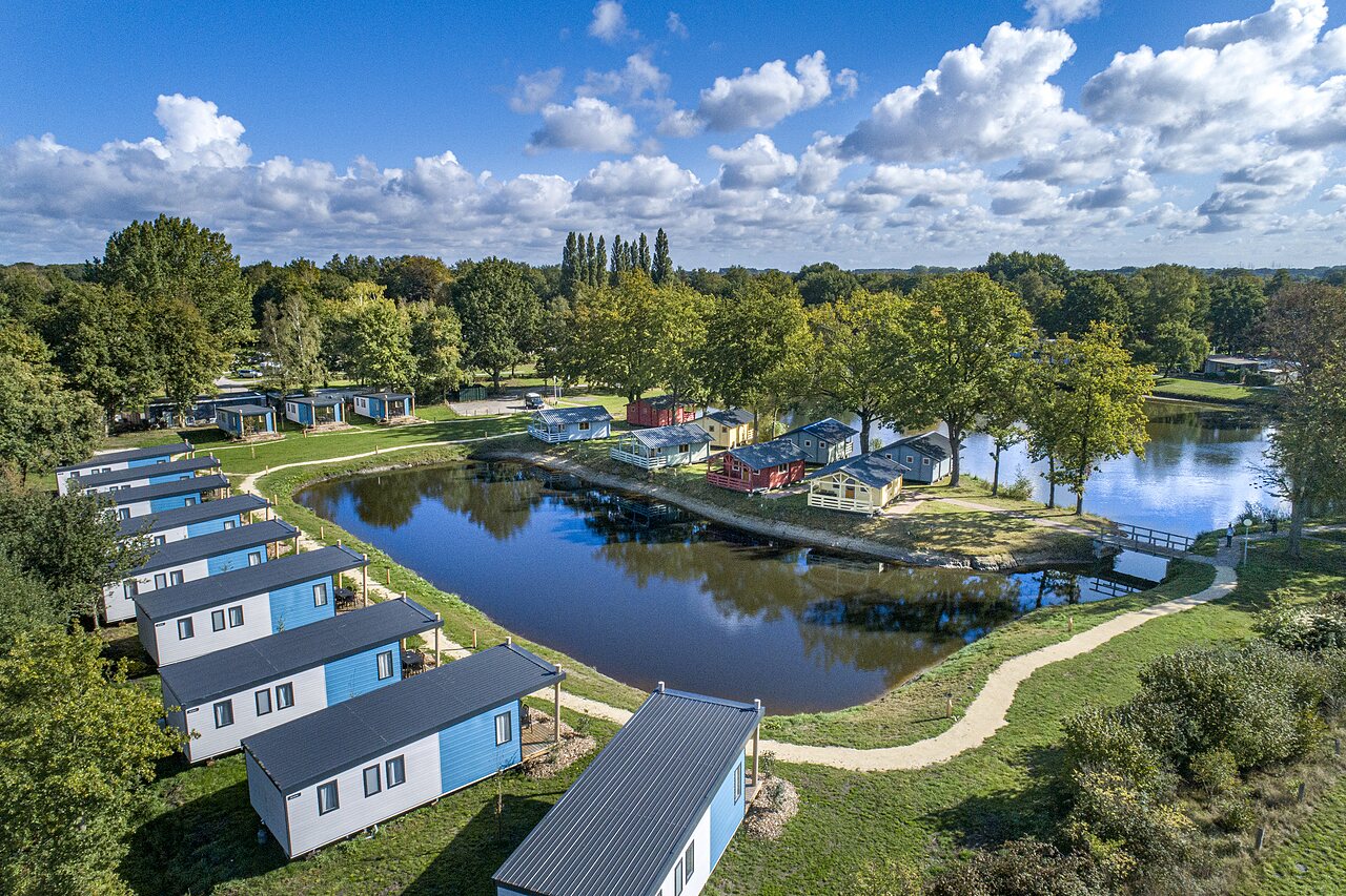 Vue a�rienne de Mobil-homes modernes au bord d'un �tang, au camping CAPFUN Vlinderloo � Enschede.