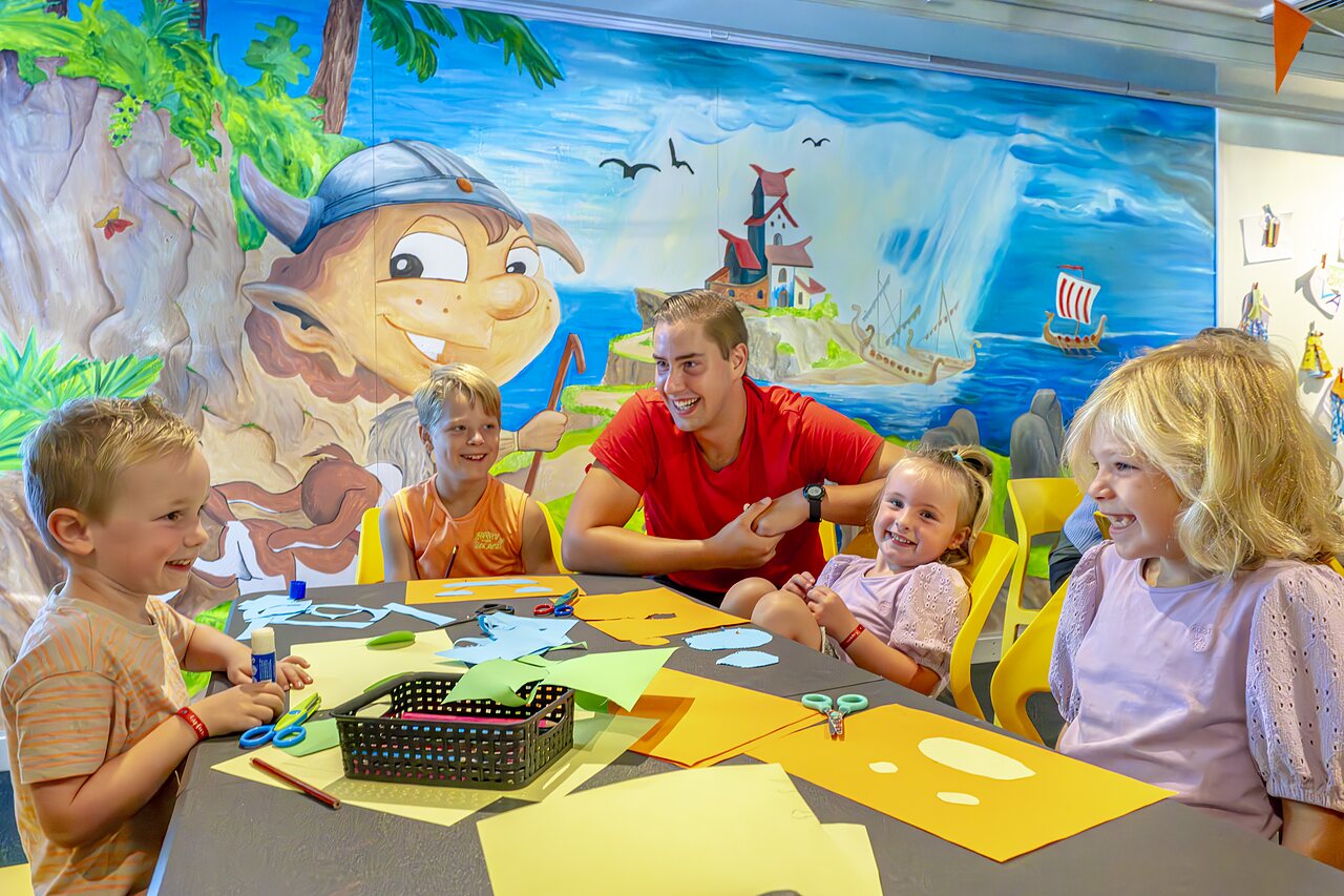 Activit� cr�ative enfants avec animateur au camping CAPFUN Vlinderloo � Enschede.