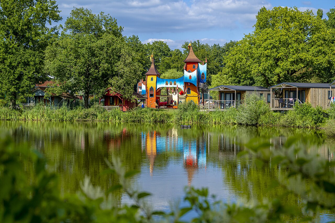 Aire de jeux ch�teau color�e, Mobil-homes et lac au camping CAPFUN Vlinderloo � Enschede.