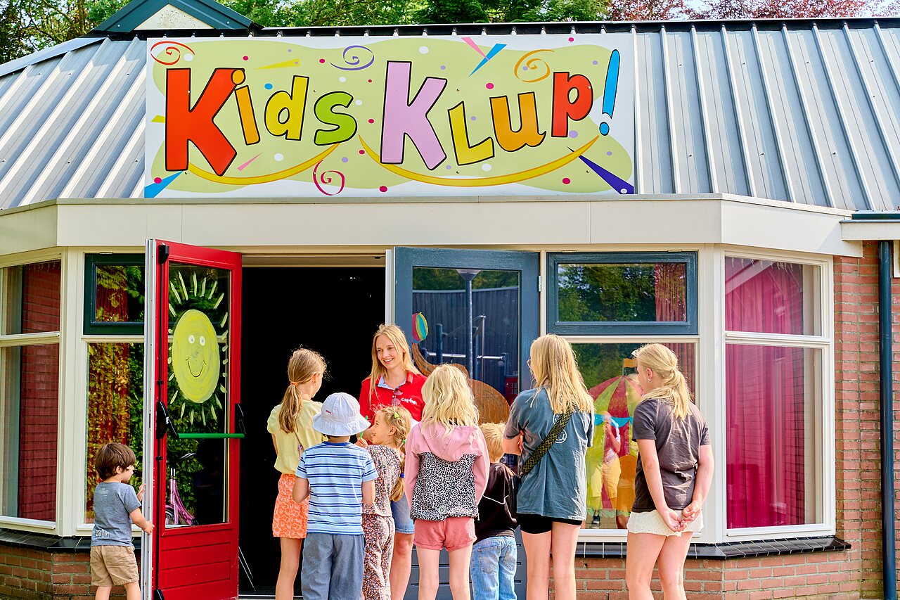Enfants et animateur devant le Kids Klup au camping CAPFUN De Waldsang � Bakkeveen.