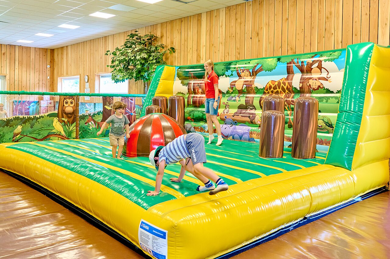 Aire de jeux gonflable int�rieure pour enfants au camping CAPFUN De Waldsang � Bakkeveen.