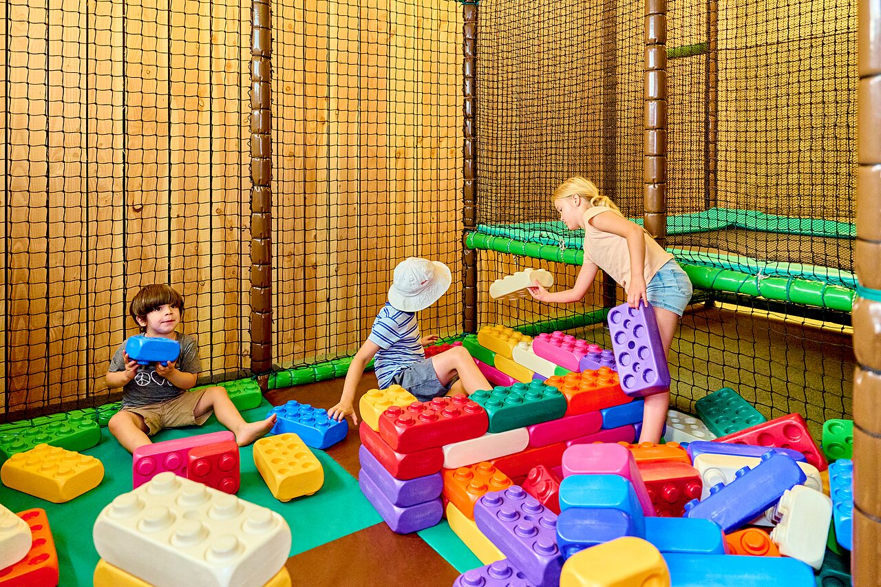 Enfants jouant avec blocs g�ants dans l'aire de jeux int�rieure au camping CAPFUN De Waldsang � Bakkeveen.