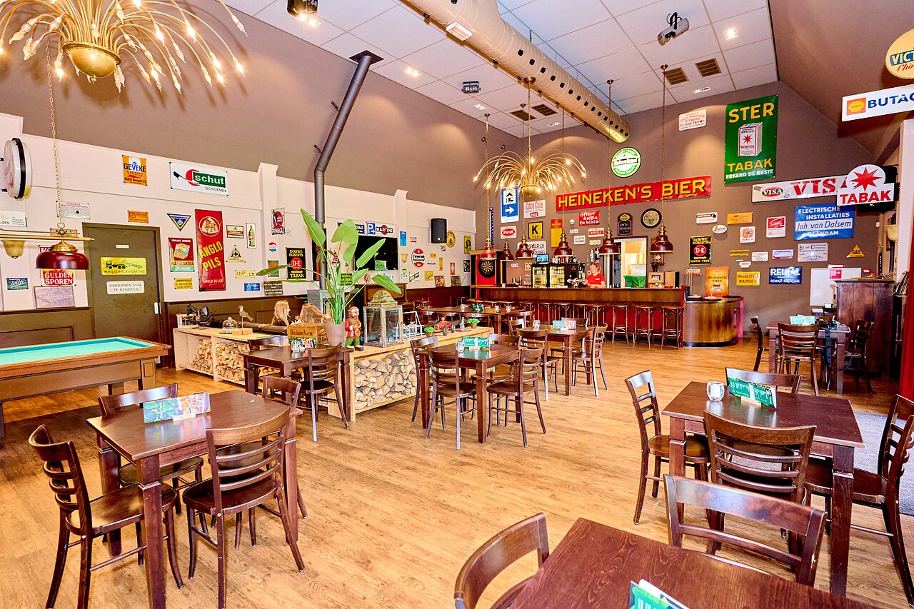 Bar, tables de restaurant et billard au camping CAPFUN De Waldsang � Bakkeveen.