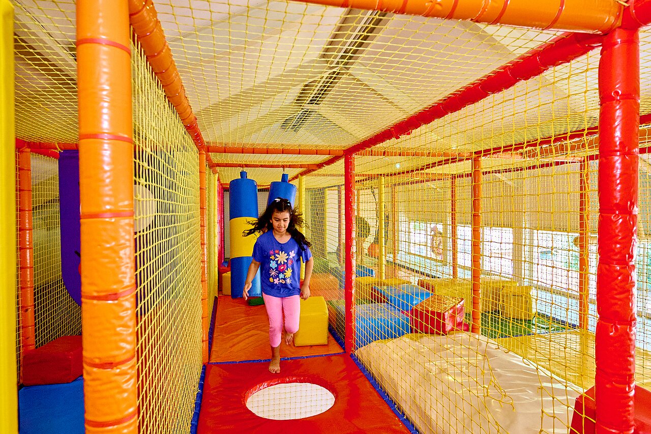 Enfant jouant dans l'aire de jeux int�rieure du camping CAPFUN Wieskamp � Winterswijk Henxel.
