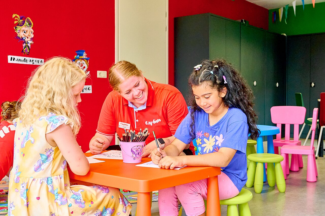 Enfants participant � une activit� de coloriage avec animateur au camping CAPFUN Wieskamp � Winterswijk Henxel.