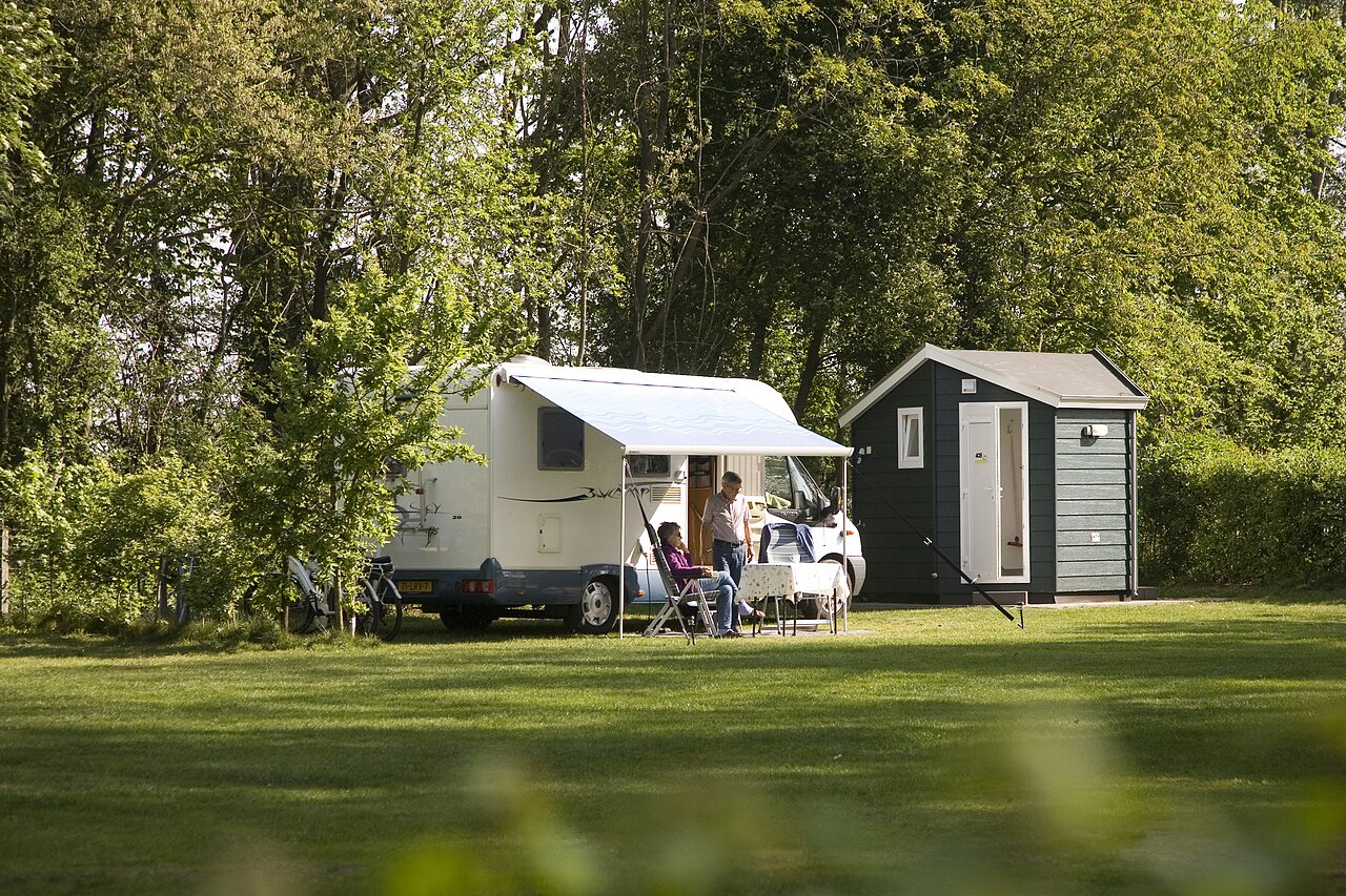 Emplacement de camping avec camping-car, auvent et sanitaires priv�s au camping CAPFUN Wieskamp � Winterswijk Henxel.