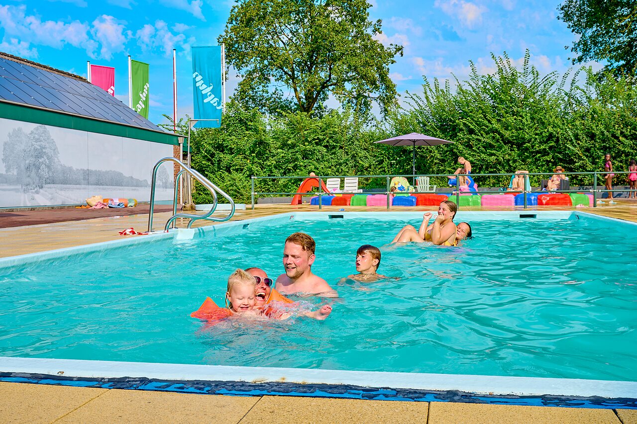 Piscine ext�rieure avec familles et enfants au camping CAPFUN Wieskamp � Winterswijk Henxel.