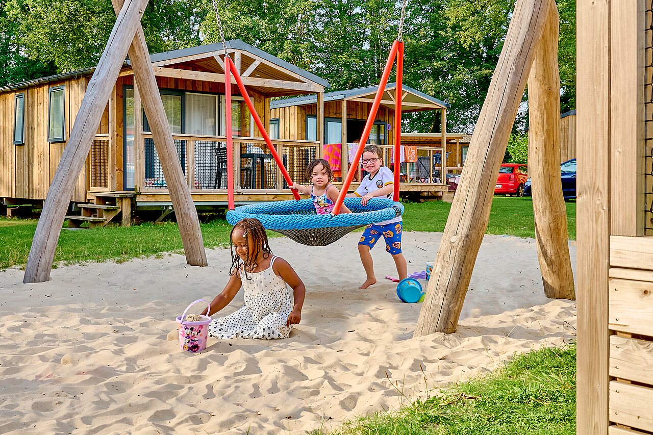 Enfants jouant sur balan�oire et sable, Mobil-homes au camping CAPFUN Wieskamp � Winterswijk Henxel.
