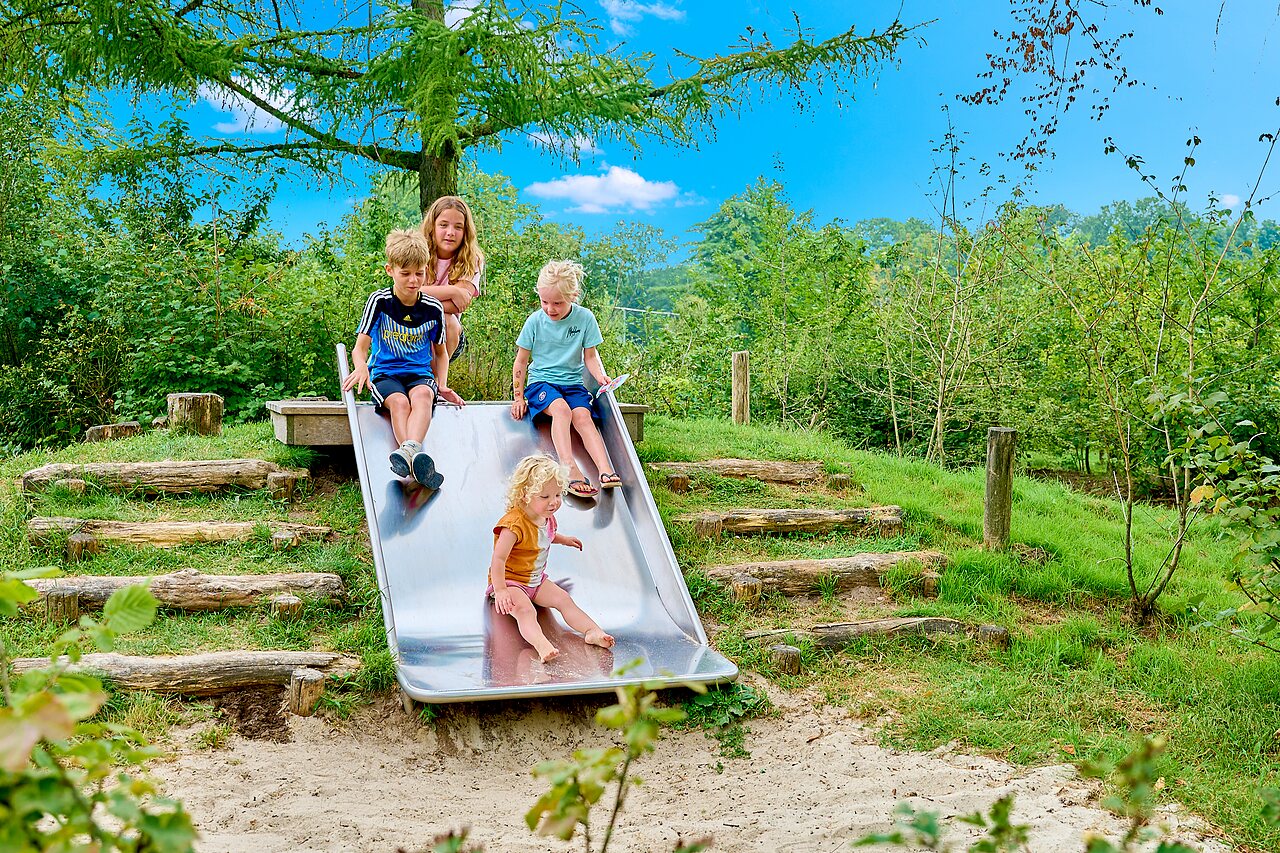 Toboggan et enfants jouant au camping CAPFUN Wieskamp � Winterswijk Henxel.