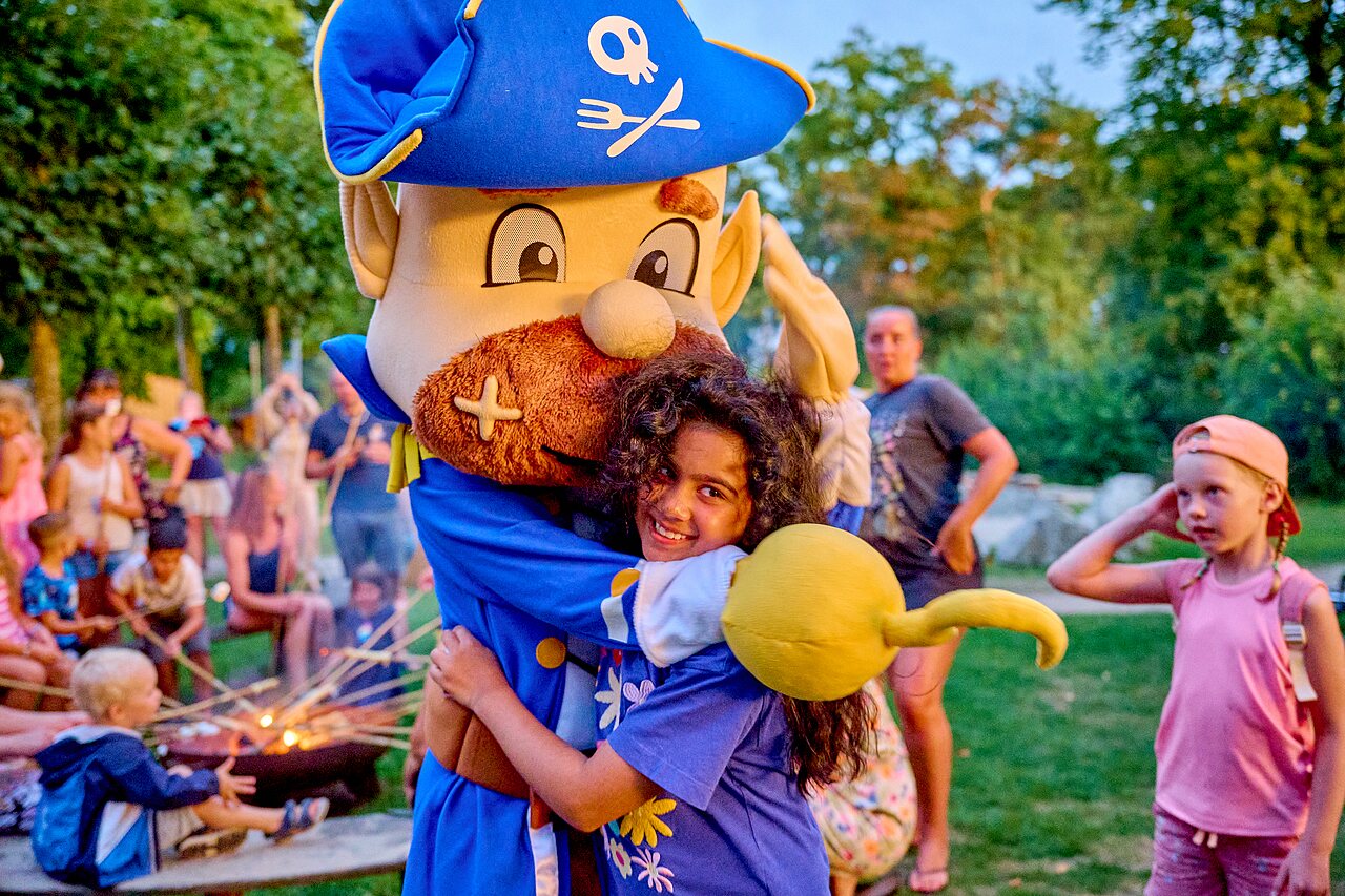 Enfant avec mascotte pirate et feu de camp au camping CAPFUN Wieskamp � Winterswijk Henxel.