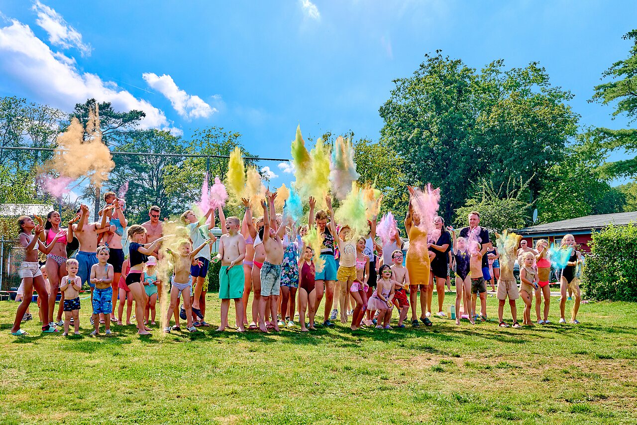 F�te de poudre color�e avec enfants et adultes au camping CAPFUN Wieskamp � Winterswijk Henxel.