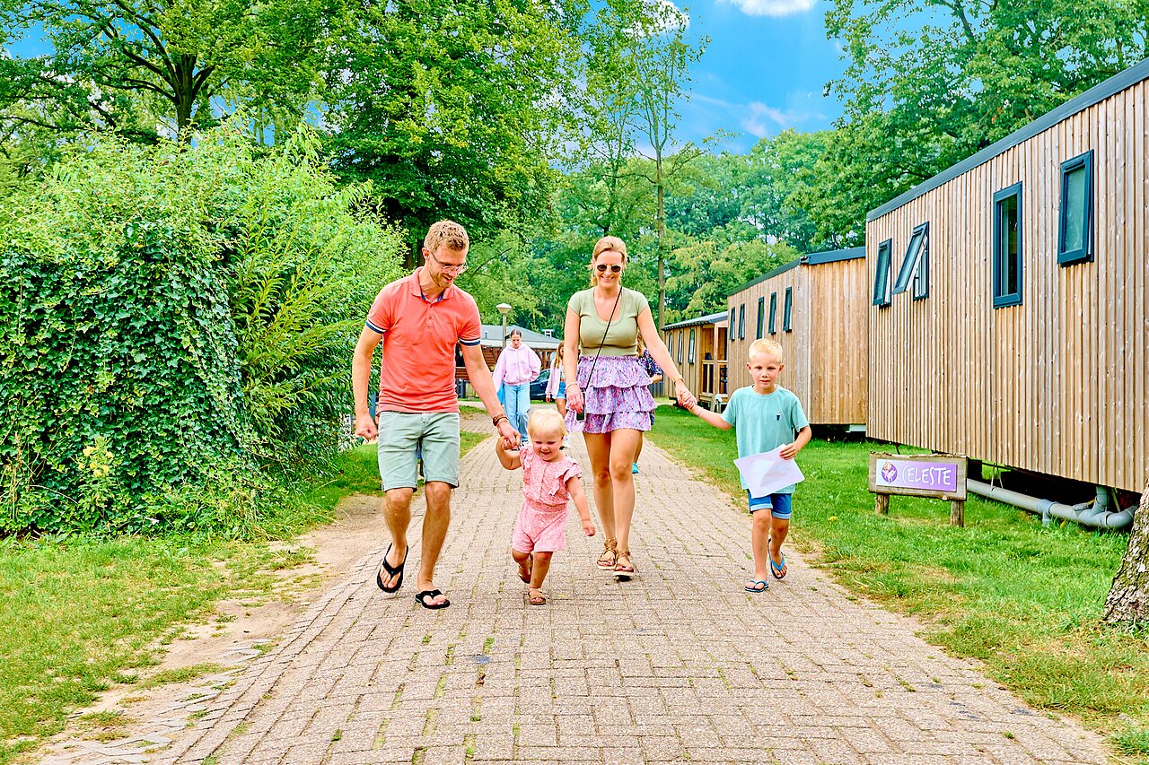 Famille avec enfants marchant entre Mobil-homes modernes au camping CAPFUN Wieskamp � Winterswijk Henxel.