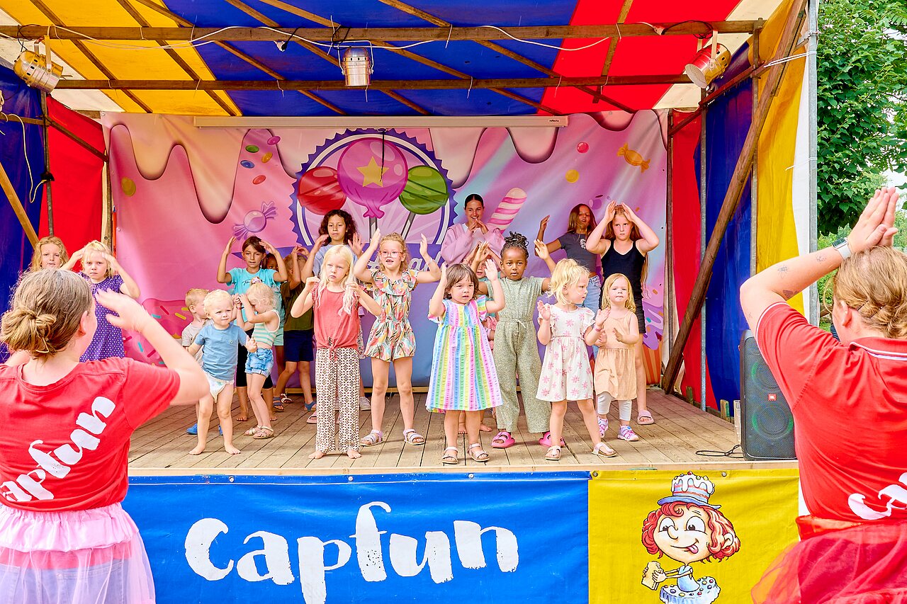 Spectacle d'animation pour enfants sur sc�ne au camping CAPFUN Wieskamp � Winterswijk Henxel.