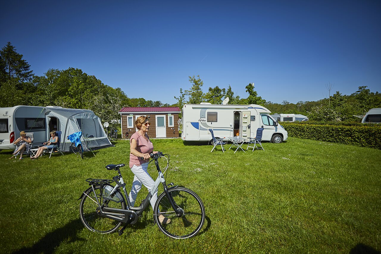 Staanplaatsen, accommodaties, fietsen, kampeerders op camping CAPFUN het Winkel in Winterswijk.