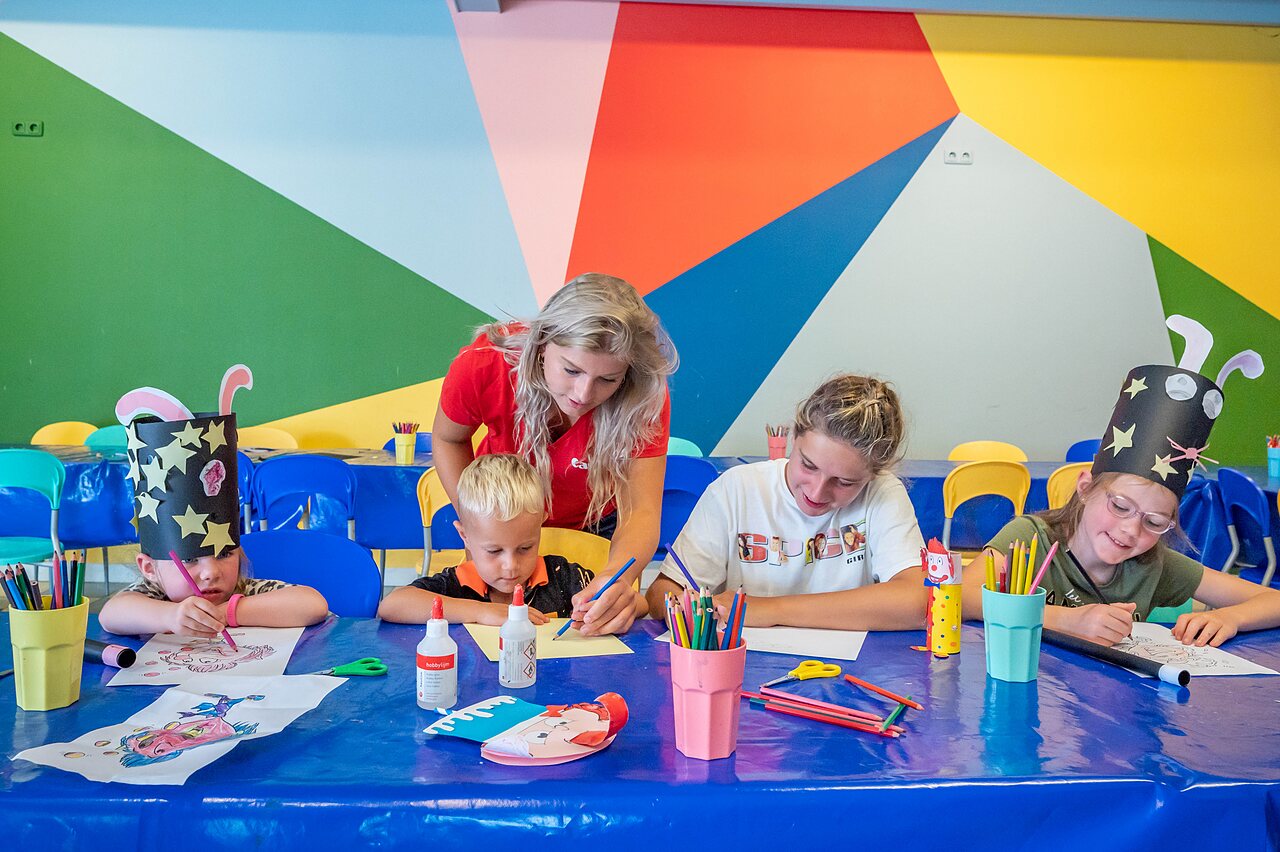 Kinderen doen creatieve workshop met animator op camping CAPFUN het Winkel in Winterswijk.