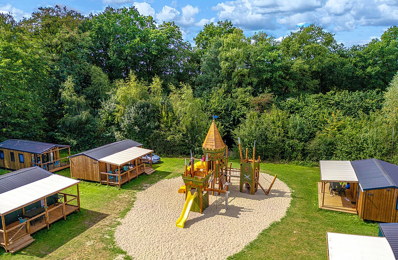 Speeltuin met glijbaan en stacaravans op camping CAPFUN het Winkel in Winterswijk.