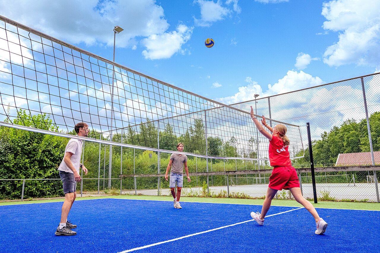 Multisport volleybalveld met spelers op camping CAPFUN het Winkel in Winterswijk.