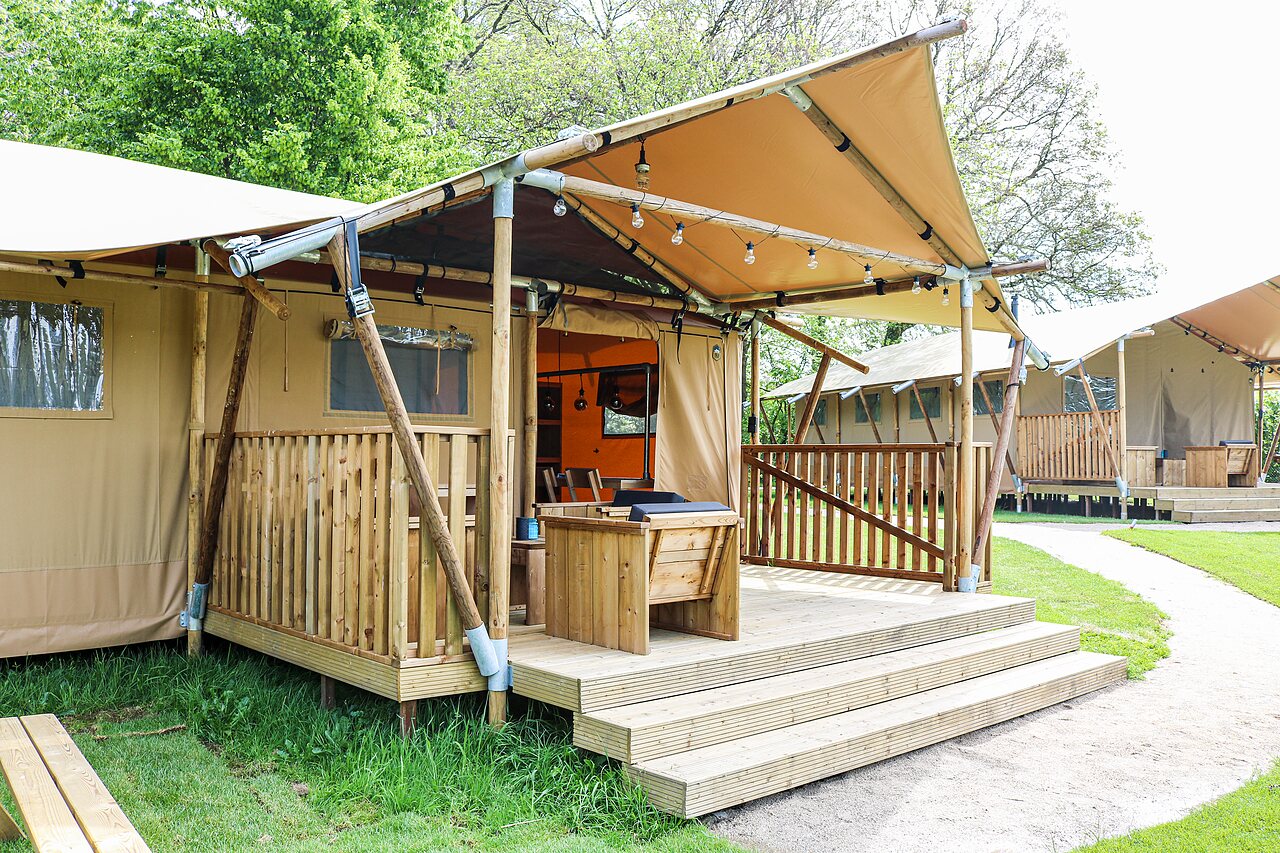 Ruime safaritent met houten terras op camping CAPFUN het Winkel in Winterswijk.