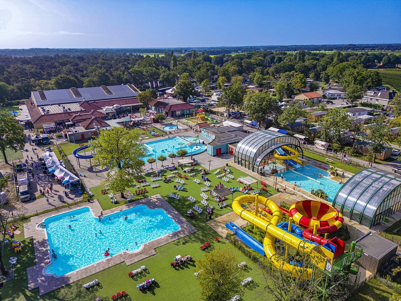 Vue a�rienne du parc aquatique avec toboggans g�ants au camping CAPFUN de Wondermolen � Molenschot.