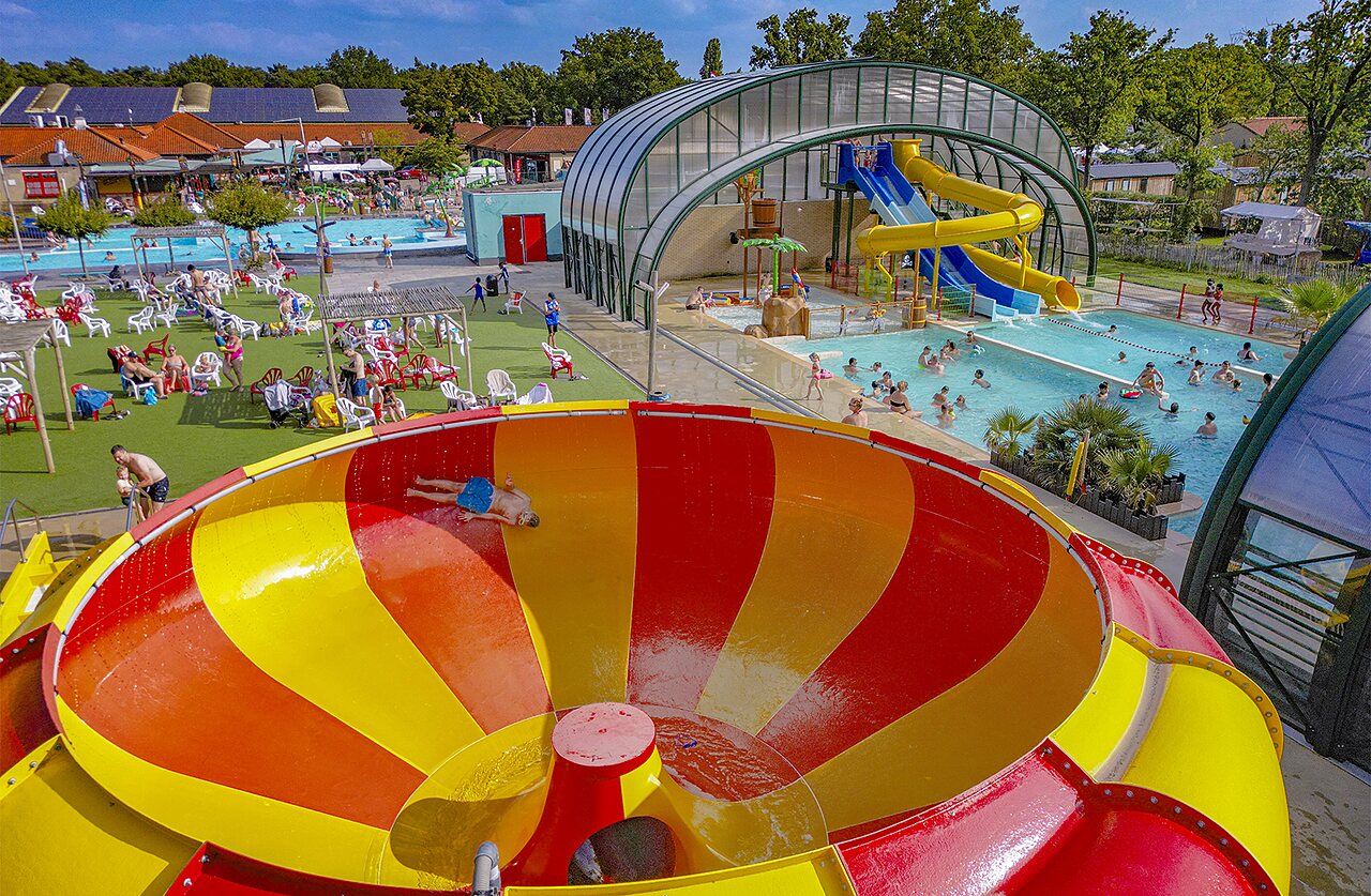 Toboggan aquatique g�ant et piscines anim�es au camping CAPFUN de Wondermolen � Molenschot.