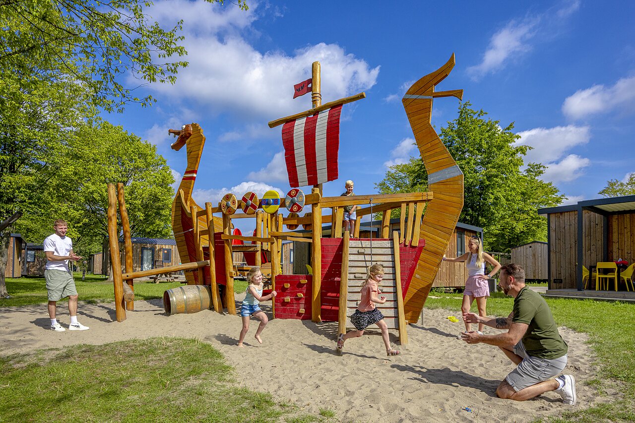 Aire de jeux bateau viking avec enfants au camping CAPFUN de Wondermolen � Molenschot.