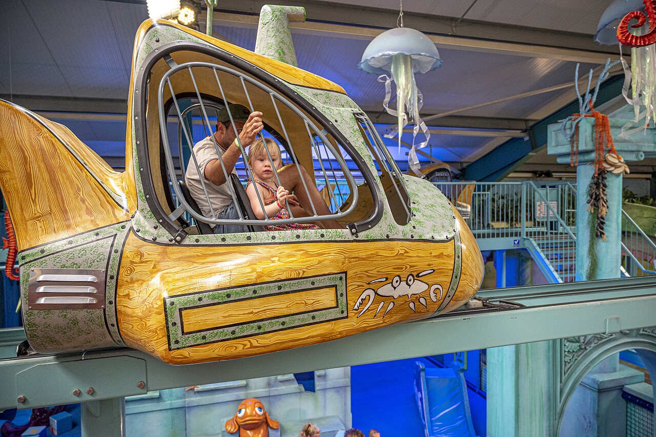 Man�ge sous-marin suspendu avec enfant et adulte au camping CAPFUN de Wondermolen � Molenschot.