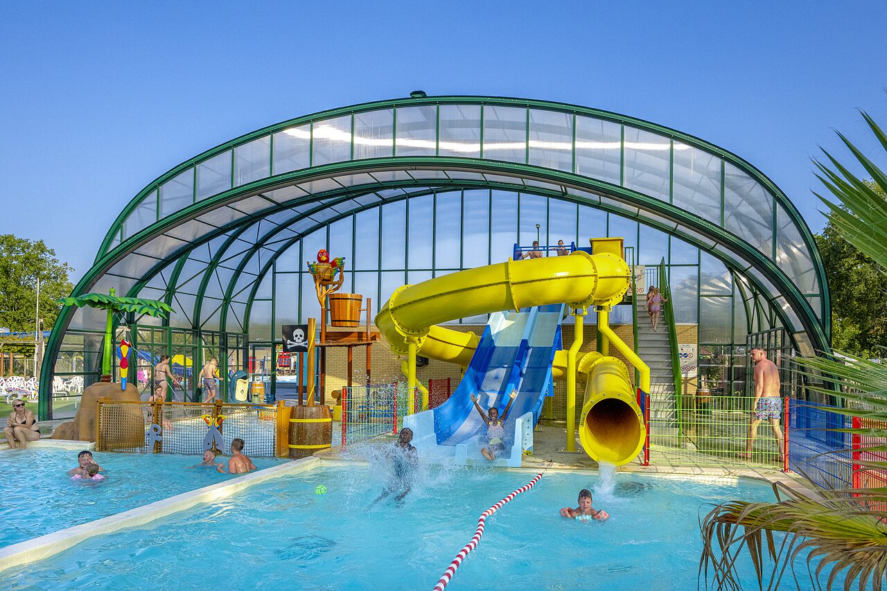 Piscine couverte avec toboggans aquatiques et jeux pour enfants au camping CAPFUN de Wondermolen � Molenschot.