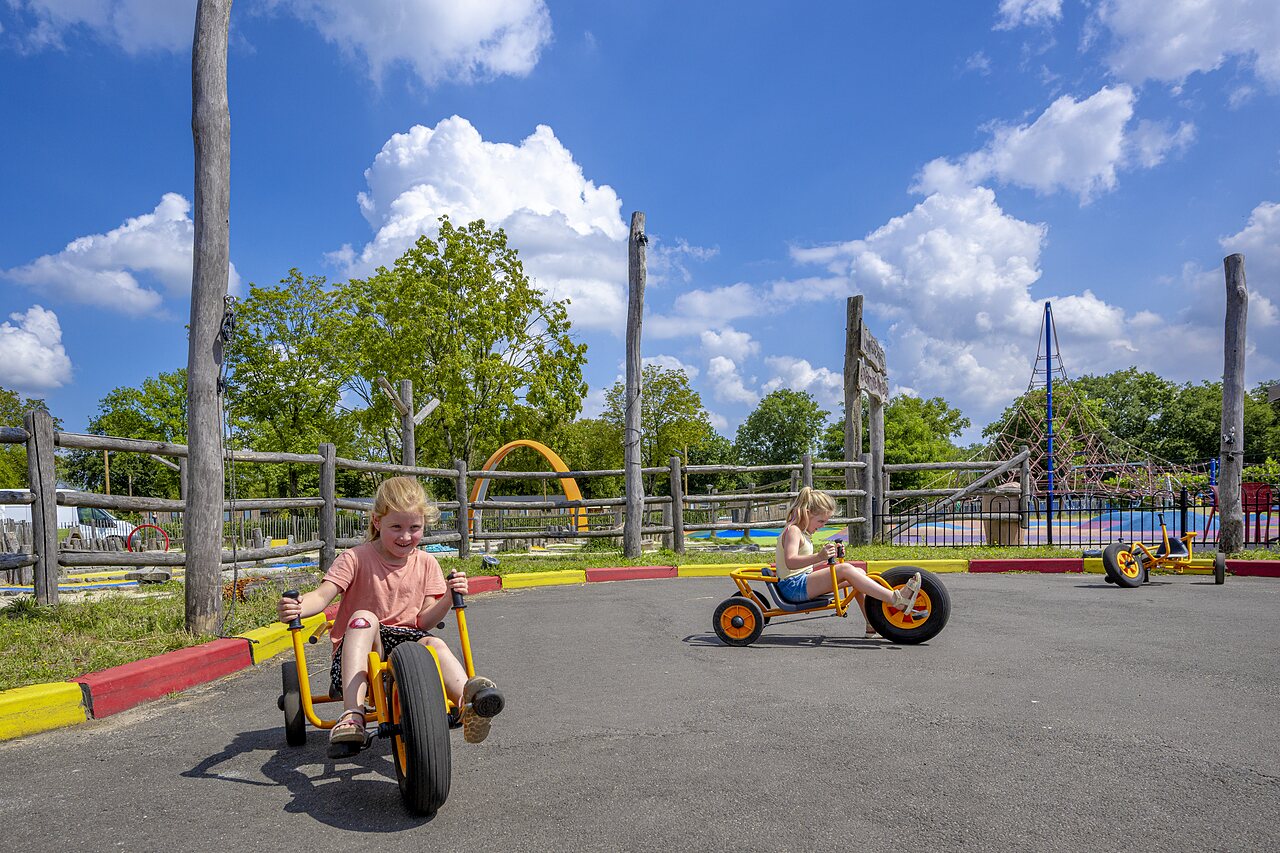Deux enfants en karts � p�dales sur une piste au camping CAPFUN de Wondermolen � Molenschot.