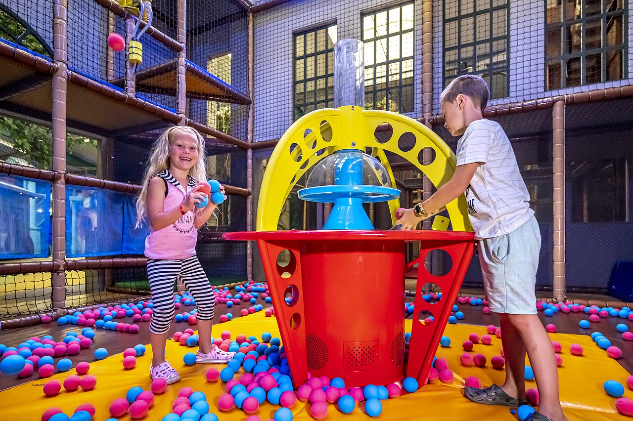 Aire de jeux int�rieure avec piscine � balles pour enfants au CAPFUN Wondermolen Molenschot.