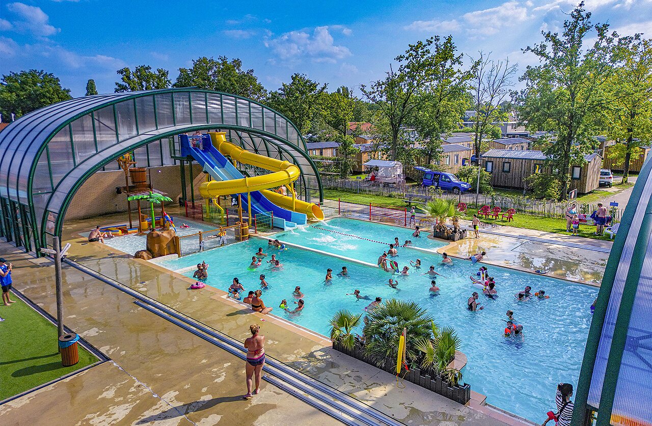 Piscine couverte et toboggans aquatiques au camping CAPFUN de Wondermolen � Molenschot.