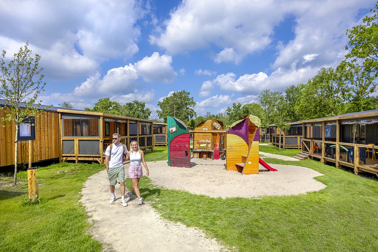 Mobile homes en bois et aire de jeux color�e au camping CAPFUN de Wondermolen � Molenschot.