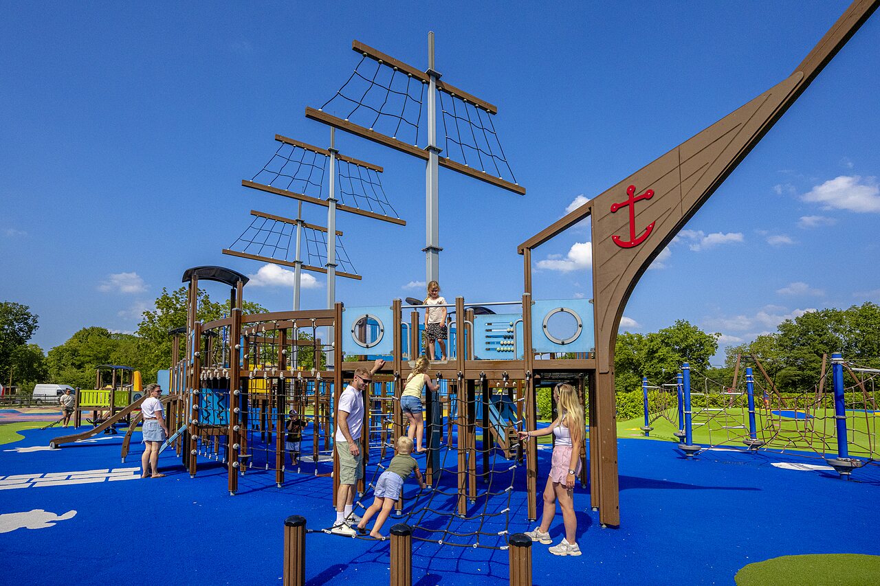 Grande aire de jeux en forme de bateau pirate au camping CAPFUN de Wondermolen � Molenschot.