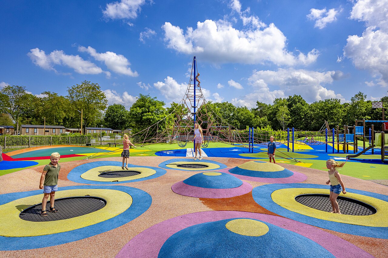 Trampolines et structure d'escalade pour enfants au camping CAPFUN Wondermolen Molenschot.
