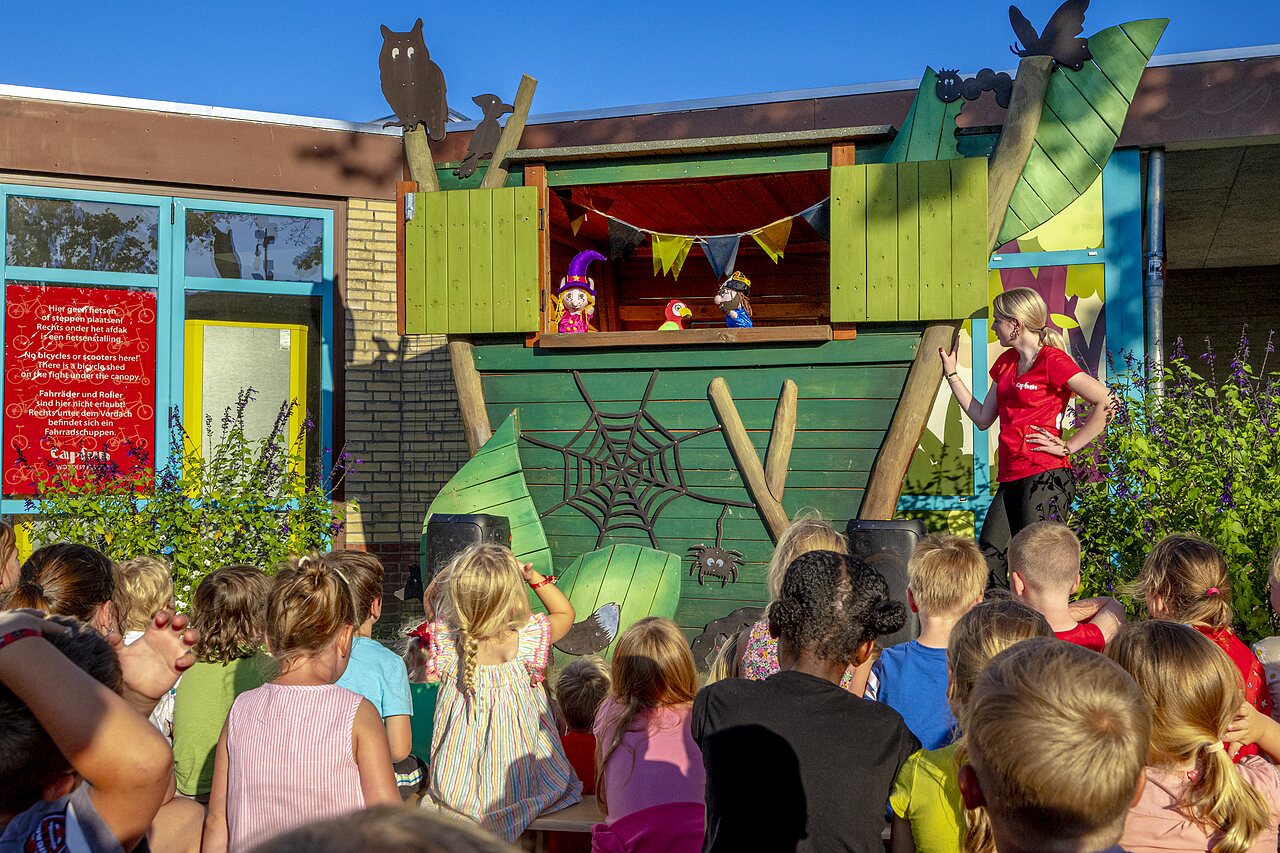 Spectacle de marionnettes pour enfants et animatrice au camping CAPFUN de Wondermolen � Molenschot.