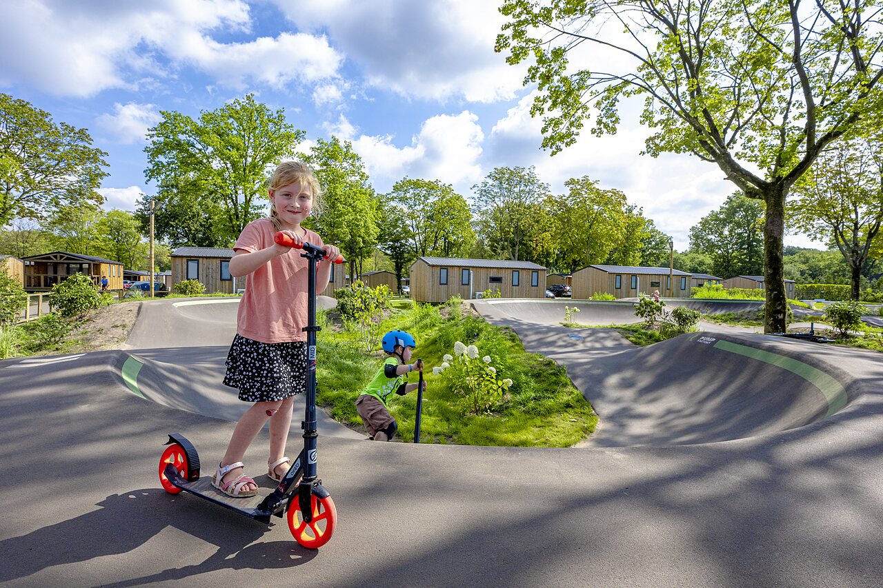 Pump track pour enfants, mobile homes au camping CAPFUN de Wondermolen � Molenschot.