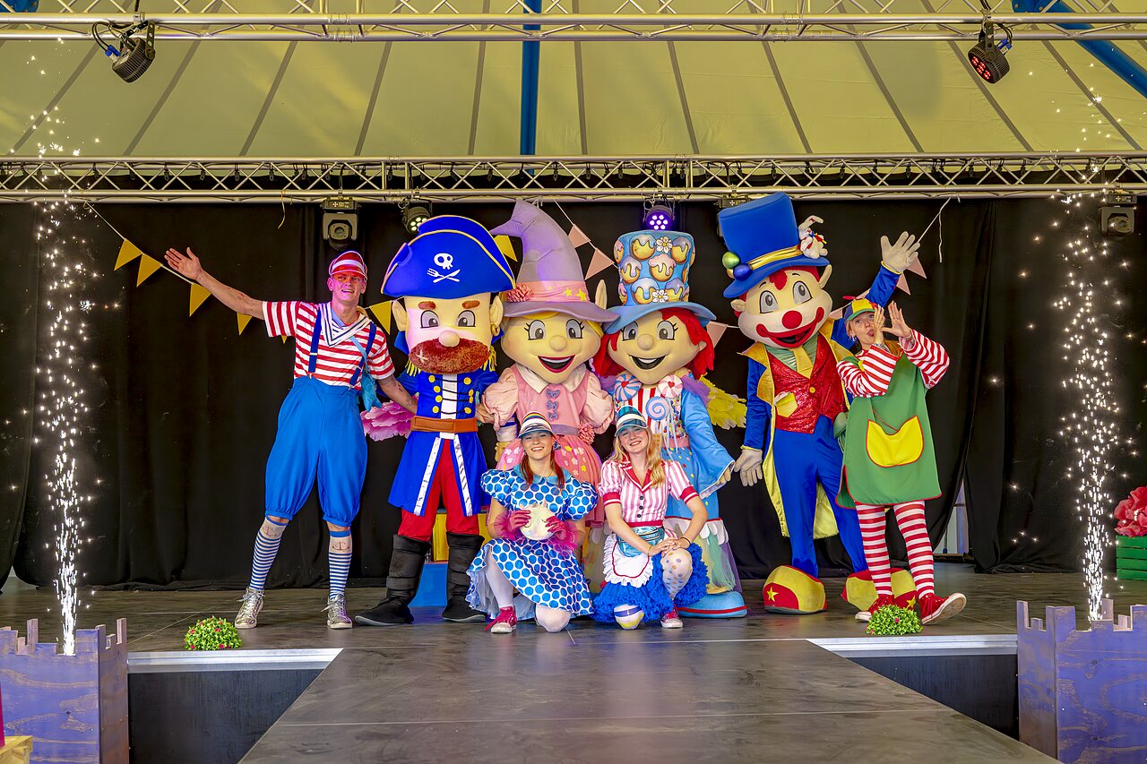 Mascottes et animateurs sur sc�ne avec effets pyrotechniques au camping CAPFUN de Wondermolen � Molenschot.