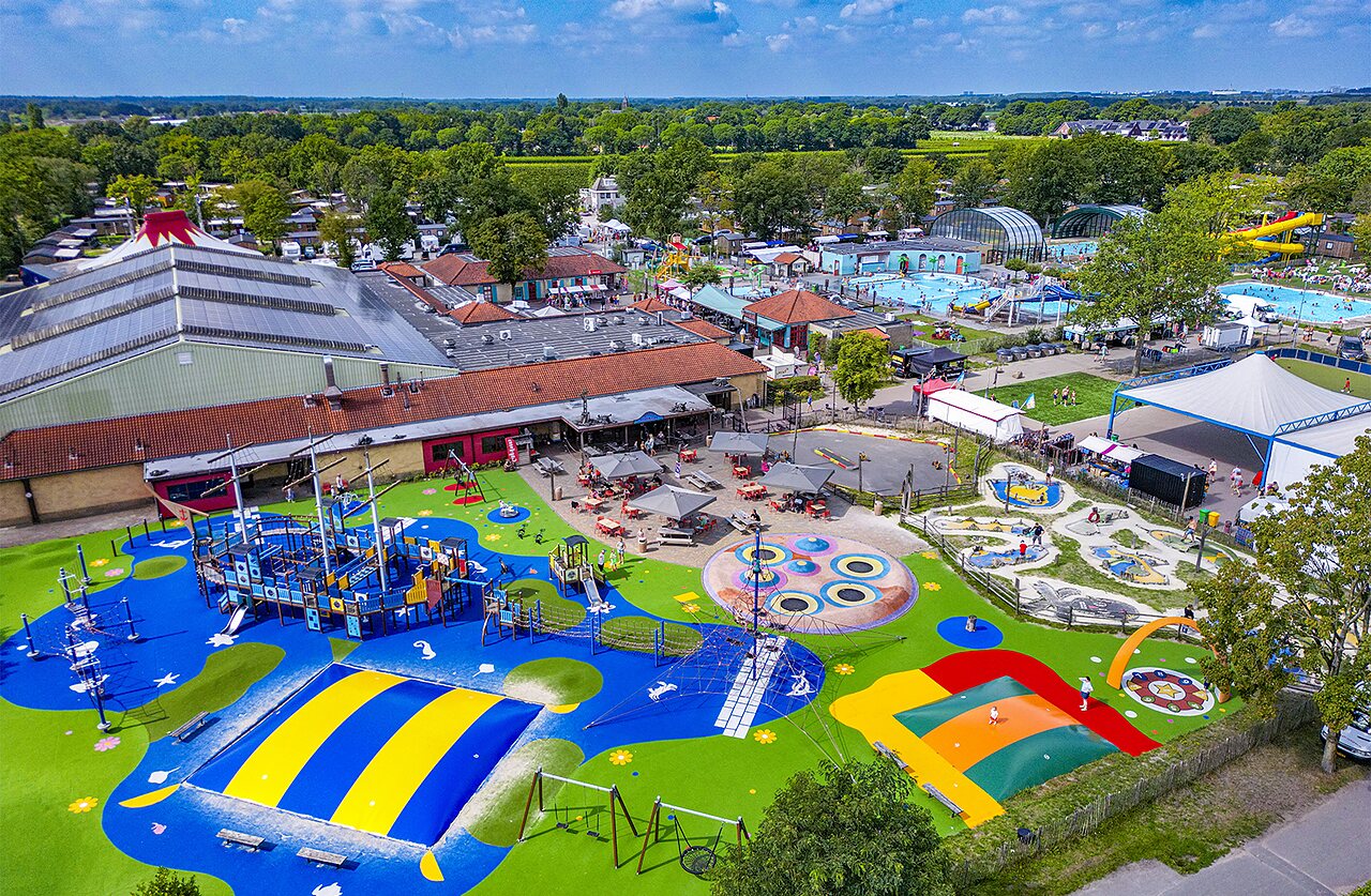 Aire de jeux g�ante, piscine et toboggans au camping CAPFUN de Wondermolen � Molenschot.