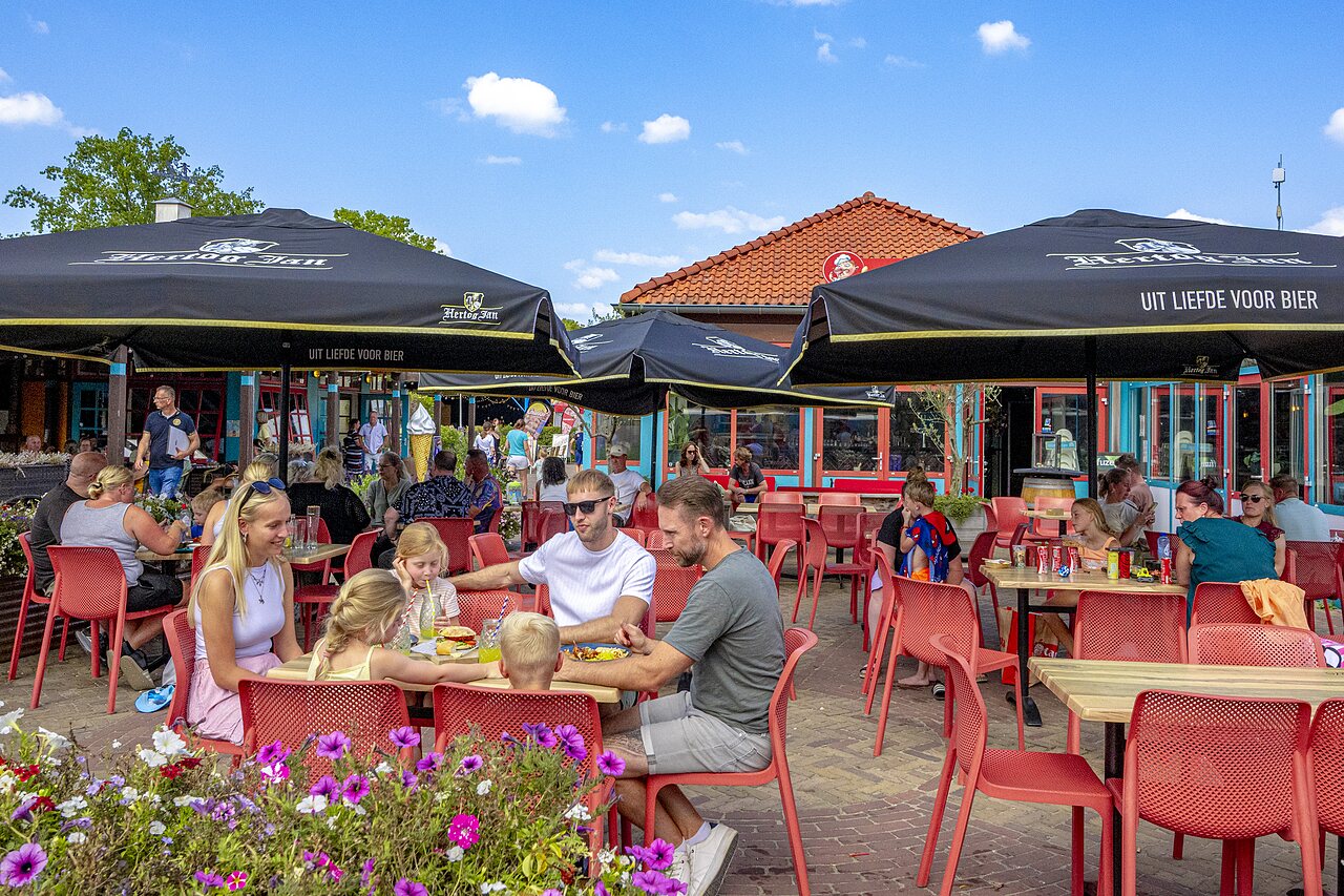 Terrasse ext�rieure anim�e du restaurant-bar avec familles au camping CAPFUN Wondermolen � Molenschot.