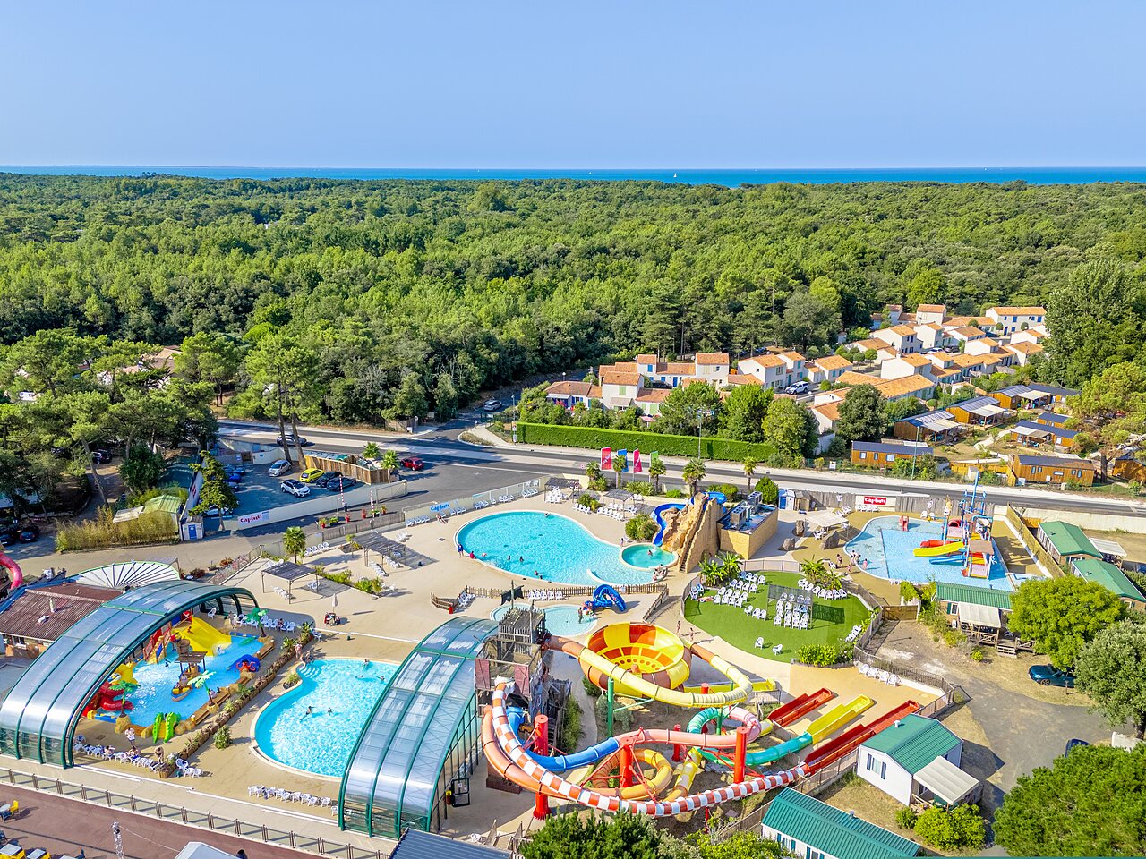 Parc aquatique g�ant, toboggans, piscines, vue a�rienne au camping CAPFUN Zagarella (85).