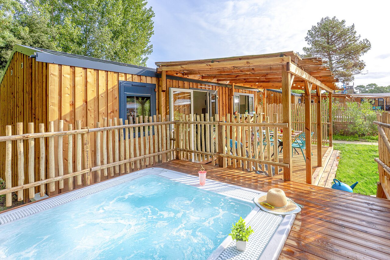 Jacuzzi priv� et h�bergement en bois au CAPFUN Zagarella � LONGEVILLE SUR MER (85).