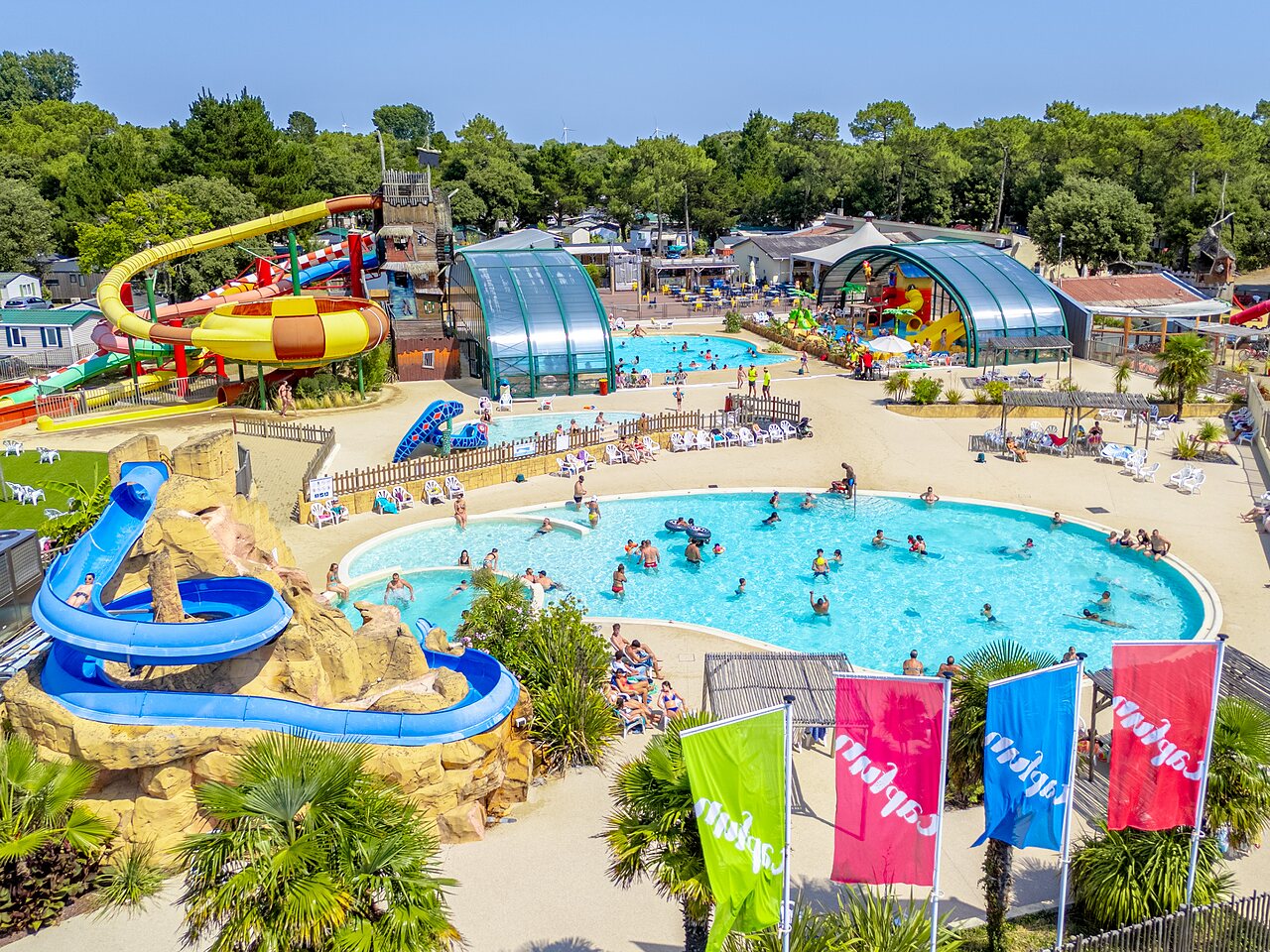 Grand parc aquatique avec toboggans et piscines au camping CAPFUN Zagarella � LONGEVILLE SUR MER (85).