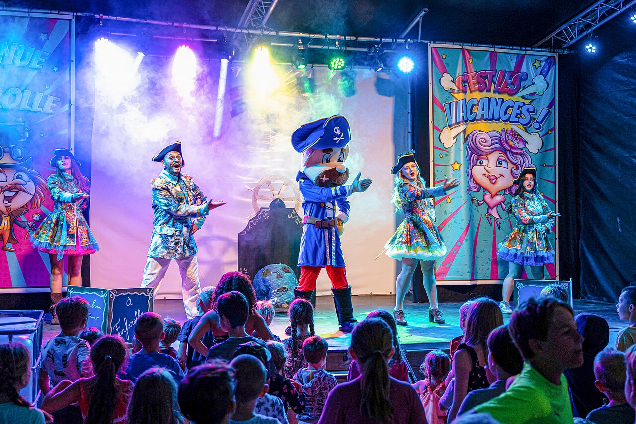 Spectacle d'animation avec mascotte et artistes pour enfants au camping CAPFUN Zagarella (85).