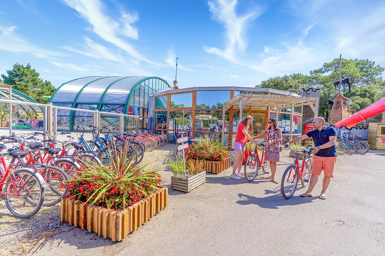 V�los, piscine couverte, jeux au camping CAPFUN Zagarella � LONGEVILLE SUR MER.