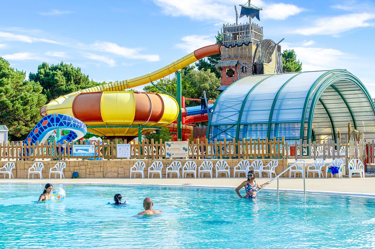 Jeune femme surfant sur une vague � la plage au camping CAPFUN Zagarella � LONGEVILLE SUR MER (85).