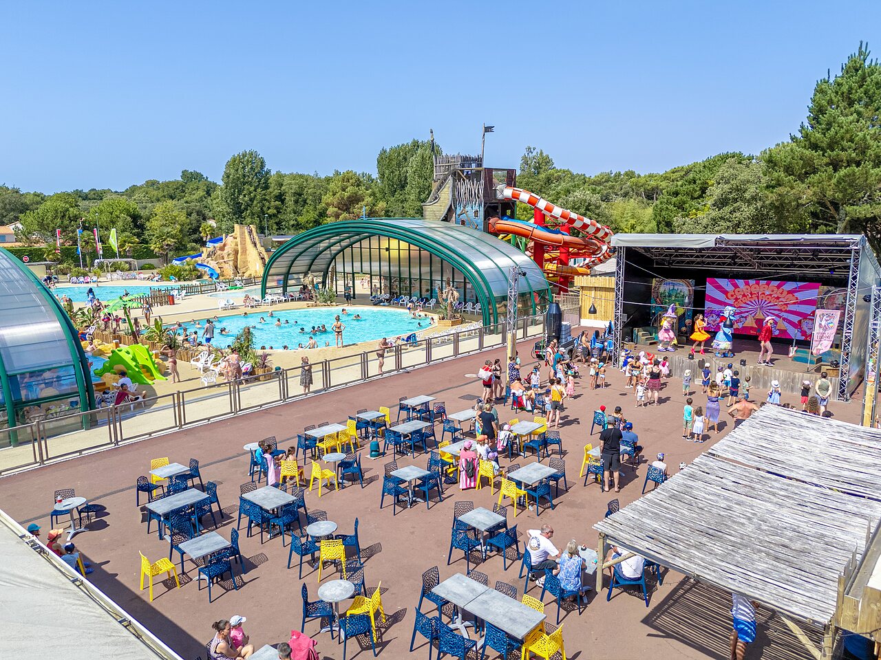 Toboggan aquatique poisson et piscine ext�rieure au camping CAPFUN Zagarella � LONGEVILLE SUR MER (85).